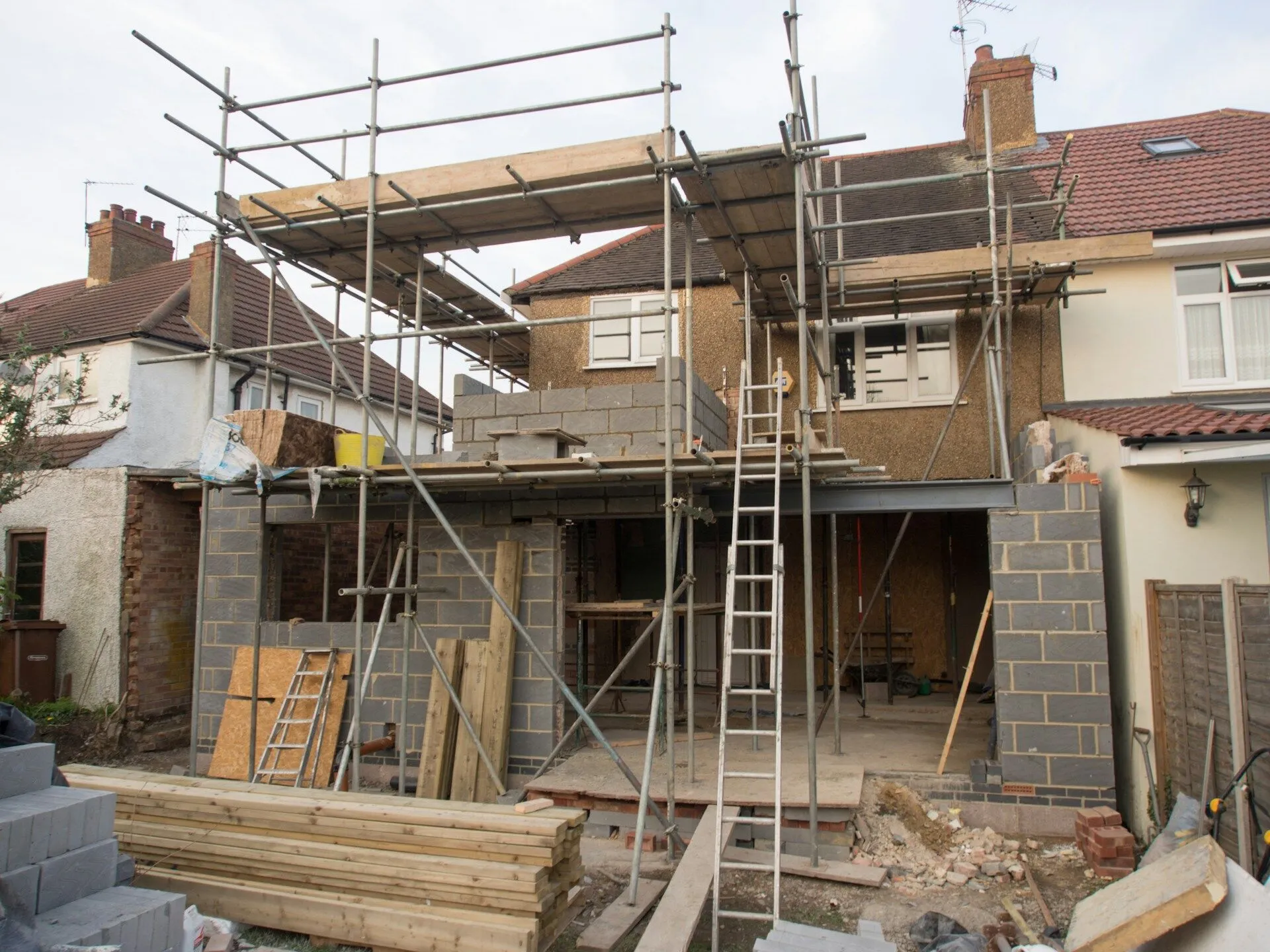 How to Fix Common Structural Issues in Luxury Home Construction
