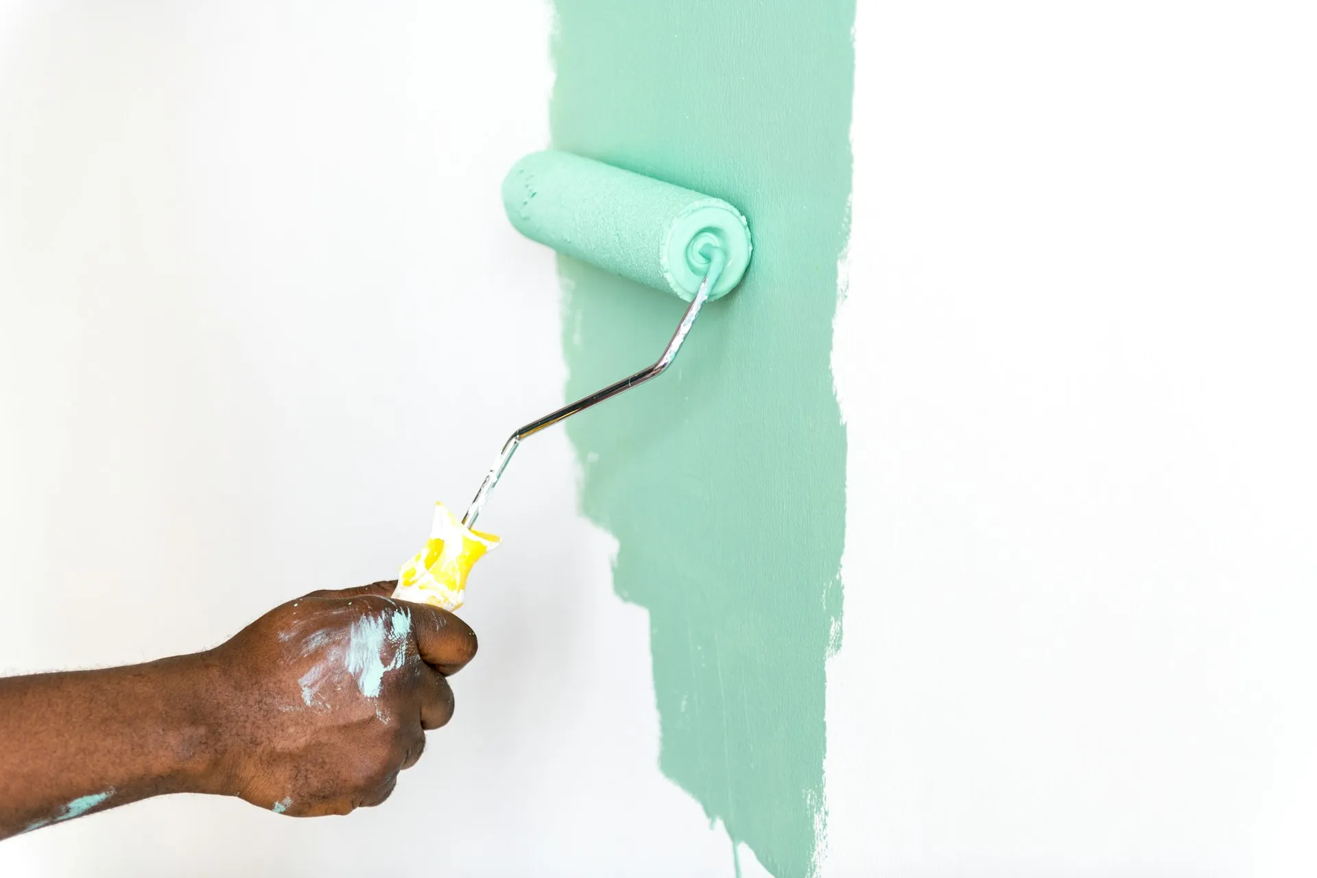 Fixing Paint Adhesion Problems in High-End Estate Homes